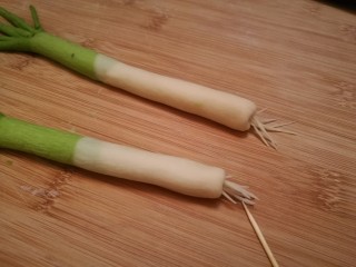 11、造型馒头 ——大葱卷,用牙签挑起沾到葱白的下面，当做大葱的根须。