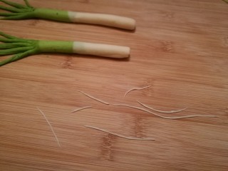 10、造型馒头 ——大葱卷,然后取一点白色面团搓成多根小细条。