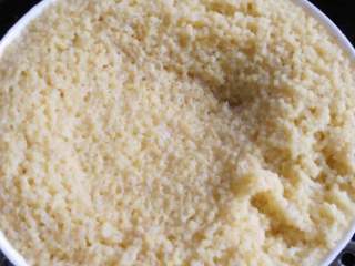 2、小米锅巴,起锅注入水，烧开把小米蒸20分。取出放冷。