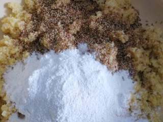 3、小米锅巴,蒸熟小米、加入芝麻、面粉和淀粉、加少许盐、加清水调和面团，拍成薄饼，切一成凌形块，在平锅中煎成金黄的锅巴。