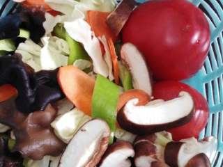 4、小米锅巴,各种食材拣净洗净备用。西红柿、香菇切块，木耳、园白菜、青椒切片。