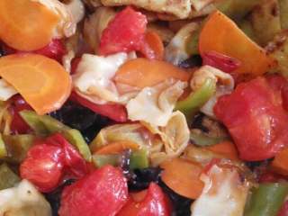 5、小米锅巴,起锅:热锅冷油倒入备种食材炒制成熟，调料放入，出锅到入装锅巴的盘中即成。