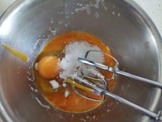 2、蛋黄甜甜圈饼干,加入白砂糖