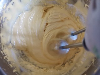 6、蛋黄甜甜圈饼干,再用打蛋器低速搅打均匀