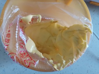8、蛋黄甜甜圈饼干,装入裱花袋