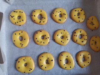 12、蛋黄甜甜圈饼干,烤好取出来，用手轻松能从油纸上拿下来就是熟啦