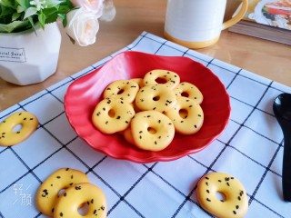 17、蛋黄甜甜圈饼干,成品图！