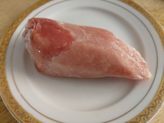 1、青椒炒肉丝,冷冻的里脊肉一块儿。