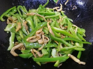14、青椒炒肉丝,再和肉丝文火翻炒均匀，这时青椒被炒的噼啪响，香味飘出来。