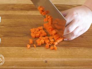 2、8m+豆腐蛋黄糊（宝宝辅食）,胡萝卜切成丁~