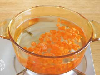 3、8m+豆腐蛋黄糊（宝宝辅食）,在锅里煮熟，可以多煮一会儿，细胞壁破裂，胡萝卜素会更容易吸收~