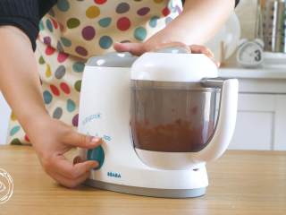 4、8m+豆腐蛋黄糊（宝宝辅食）,然后就可以放入辅食机中搅打了，没有辅食机用料理机替代或者是用勺子碾碎~