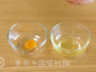 6、8m+豆腐蛋黄糊（宝宝辅食）,鸡蛋取蛋黄，不需要打散哈~