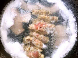 4、鲜活时蔬面,放入鱼片也不要煮时间过久