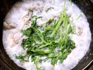 5、鲜活时蔬面,快速打入鹌鹑蛋再下入茼蒿同时放入盐和味精调味均匀因为都是好熟的食材不能煮久这样即会影响口感营养也会流失顺手剽去汤表面上的浮沫