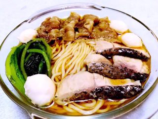 9、鲜活时蔬面,这样一大碗营养可口的面怎么吃都不算多