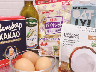1、可可戚风蛋糕,备齐材料。