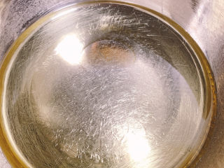 2、可可戚风蛋糕,将植物油放入锅中，加热至出现波纹关火。小C使用的是米糠油，可以换成玉米油，或是其他较无气味的植物油。（注意油温不要过高，过高的油温会造成可可粉烧焦呃）