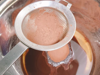 3、可可戚风蛋糕,在植物油中加入过筛的可可粉(一定要过筛，因为可可粉容易结块)。