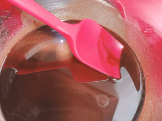 4、可可戚风蛋糕,将油和可可粉充份搅拌均匀，小C的搅拌勺是耐高温的，所以可以搅拌热油，大家使用之前需要注意哦！