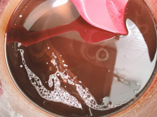 5、可可戚风蛋糕,加入牛奶或其他无糖的植物奶，搅拌均匀。（喜好香草籽的可以加入少许）