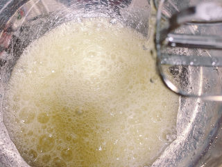 7、可可戚风蛋糕,蛋白使用电动搅拌器打成粗大的气泡状。