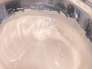 8、可可戚风蛋糕,取三分之一的糖加入蛋白打至细泡状，小C喜好淡甜，总共使用了45克的糖。