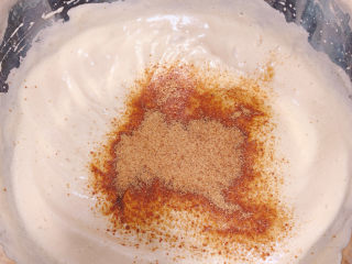 9、可可戚风蛋糕,再取三分之一的糖加入蛋白打至光滑状。