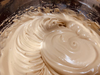 12、可可戚风蛋糕,使用电动搅拌器再次搅打蛋白，在搅拌蛋黄的过程当中，蛋白的底部可能会有消泡的蛋白，再次搅打可以确保蛋白的干性打发。