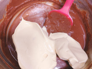 13、可可戚风蛋糕,取出三分之一的蛋白霜加入可可糊当中，轻轻以炒菜的方式搅拌均匀。