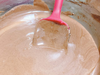 14、可可戚风蛋糕,搅拌后的面糊光滑如图。