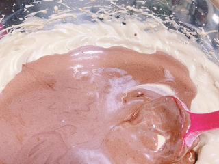 15、可可戚风蛋糕,将搅拌好的可可糊倒入蛋白霜的盆里，轻轻以炒菜的方式搅拌均匀。