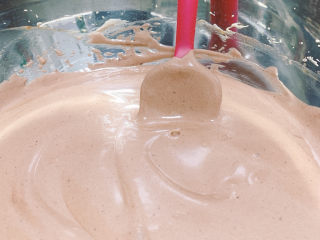 16、可可戚风蛋糕,搅拌均匀后颜色会变浅，面糊很松软。