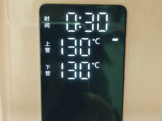 17、可可戚风蛋糕,将烤箱预热至130度。