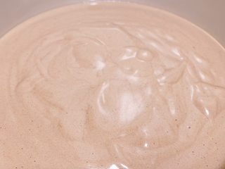 18、可可戚风蛋糕,将搅拌好的蛋糕糊倒入准备的耐高温纸杯或6吋的蛋糕模当中，用力往桌子上震动几下，排出大气泡。