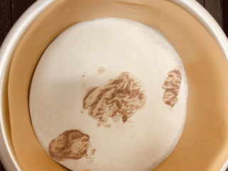 19、可可戚风蛋糕,第二次烘烤时没有偷懒的加上烤盘纸，这样真的比较好脱模。烤盘纸容易滑动，可以涂上面糊。