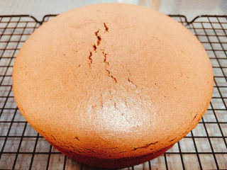 24、可可戚风蛋糕,取出冷却，小C不小心让蛋糕多在烤箱停留2分钟…出现点裂痕。