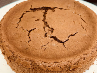 25、可可戚风蛋糕,首先来一张第一次开裂的成品图，因为小C在烘烤的时候分心了，一边在洗菜、做晚餐…，整个超过10分钟！真不知哪里来的自信，无颜拿此做封面啊!