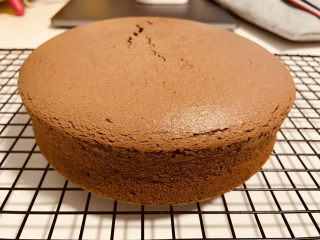 26、可可戚风蛋糕,第二次挑战的成品图，这次小C聚精会神、毫无懈怠的坚持到最后一步，虽然不完美，已经烤出了比第一次美的可可戚风蛋糕。有了烤盘纸，周围的组织比較平整，有利于裱上奶油。