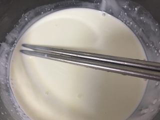 2、葡式蛋挞,2️⃣ 分次倒入细砂糖，搅拌至融化。