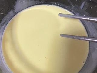 4、葡式蛋挞,4️⃣ 倒入碗中，搅拌均匀。