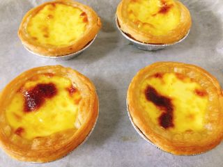 8、葡式蛋挞,8️⃣ 烤至表面略带焦黑即可。香味四溢，听着滋滋滋的声音真是一种享受，要不要来一口呢～