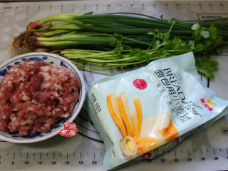1、香葱煎肉饼,备好食材