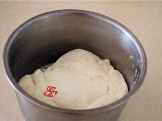 2、香葱煎肉饼,面粉用大盆盛起,加入2克盐、少量的食用油,然后慢慢加入温水,边加边搅拌,能揉成面团时就停止加水,再将湿面团倒出案板上,双手涂抹一点食用油或是在案板上撒点干面粉均可,将面团揉光滑,遮上保鲜膜,放在一旁静置片刻。