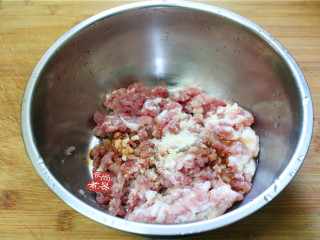 3、香葱煎肉饼,接着调馅料,肉糜倒入盆里,调入酱油、盐、香油、孜然粉搅拌均匀,腌制一会儿。