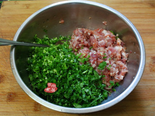 4、香葱煎肉饼,小葱和香菜洗净,分别切碎,加入肉糜中。