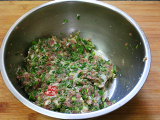 5、香葱煎肉饼,充分拌匀,馅料即成。