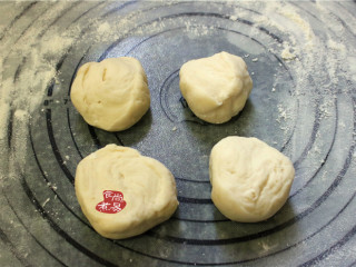 6、香葱煎肉饼,将大面团分成8个大小统一的面剂子,两张面皮做一个馅饼,8张面皮能做四个大煎饼。