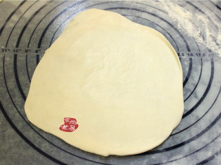 7、香葱煎肉饼,将面剂子擀薄,擀成和饺子皮差不多厚薄就可以了,尽量擀圆一点。