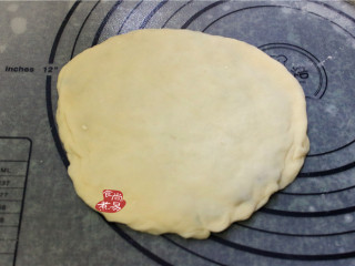 9、香葱煎肉饼,再取一张面皮,盖住肉馅,四边捏紧,因为面皮拉力很好,可以用擀面杖轻轻压均匀馅料,随意拉扯整理形状也不会破皮。